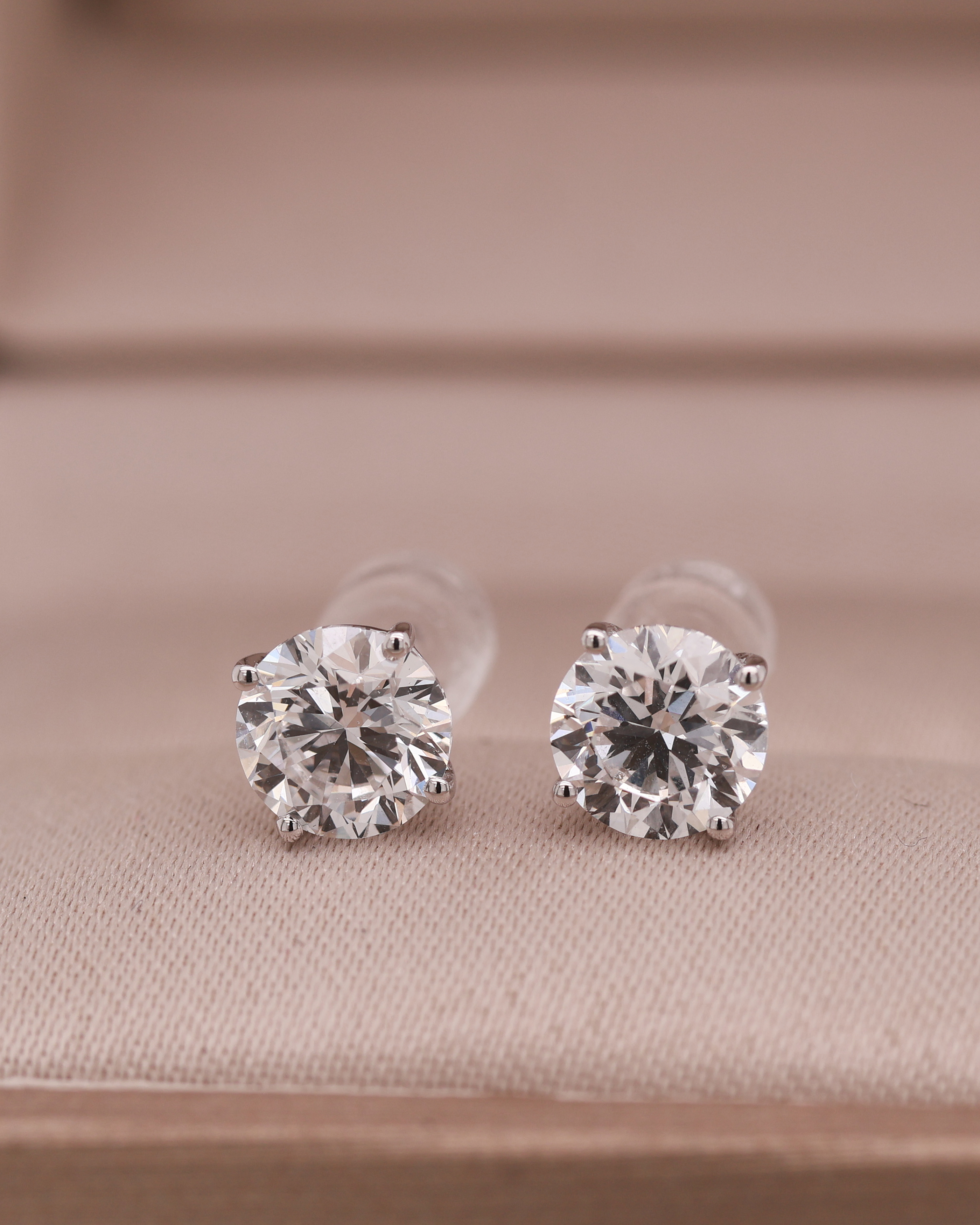 White Gold 10K Diamond Earring