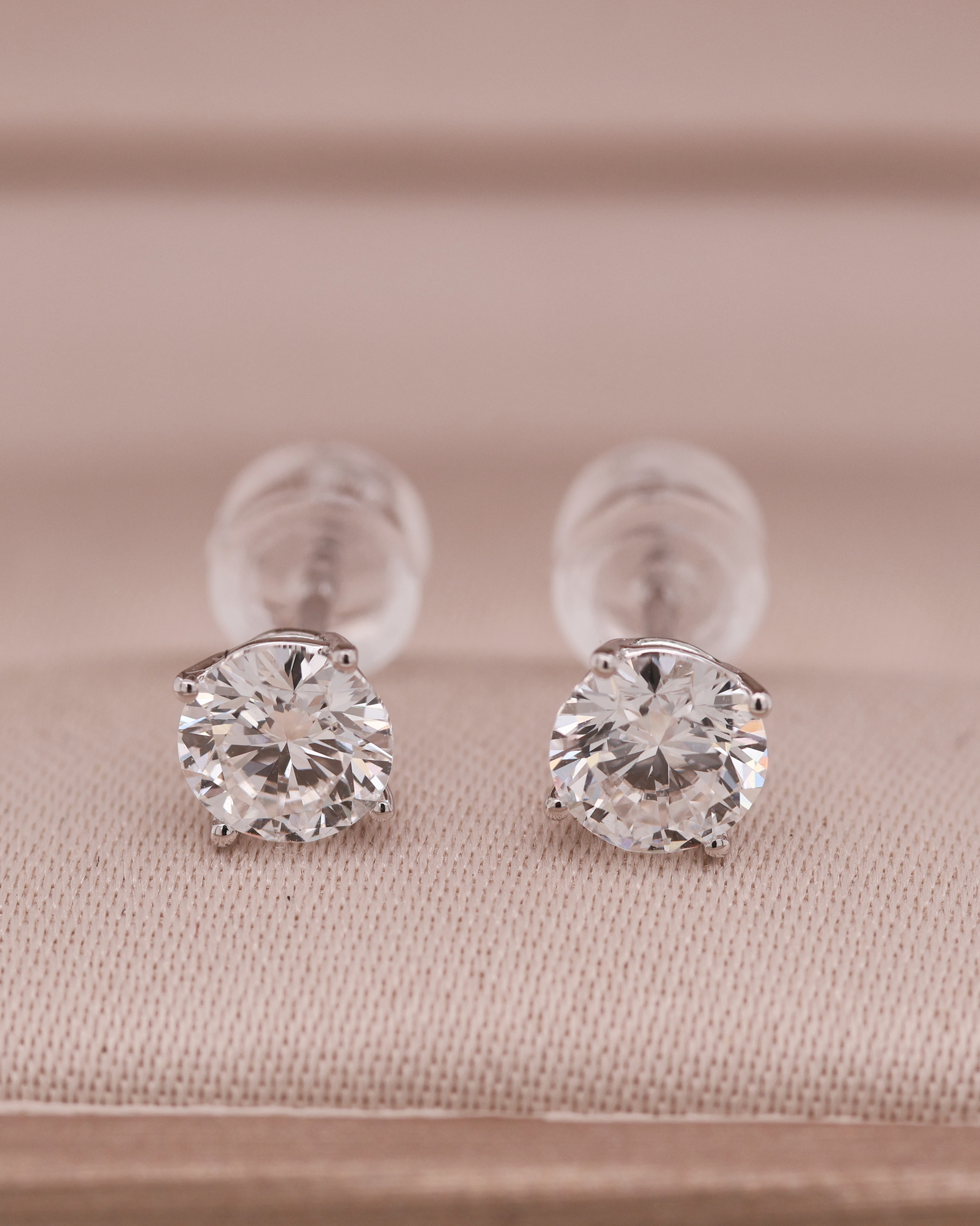 White Gold 10K Diamond Earring