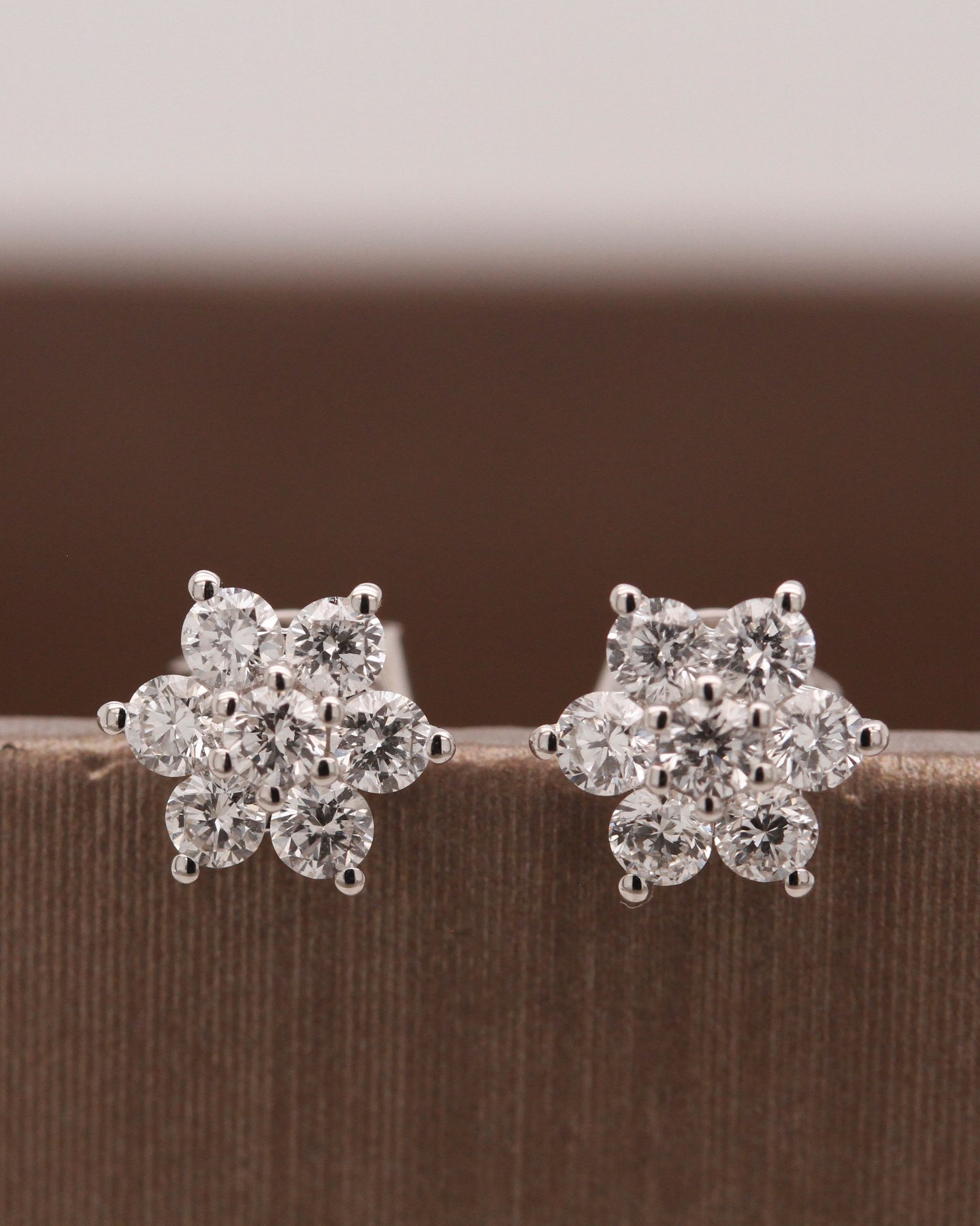 White Gold 10K Phikun flowers Earring