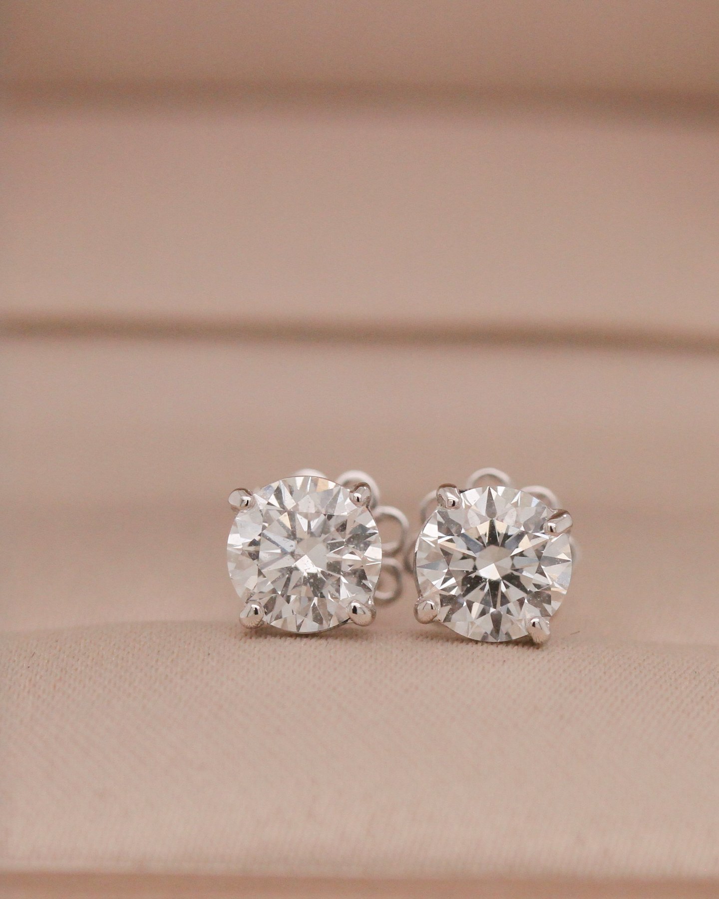 White gold 9k Round 1.50 ct Stud Earrings