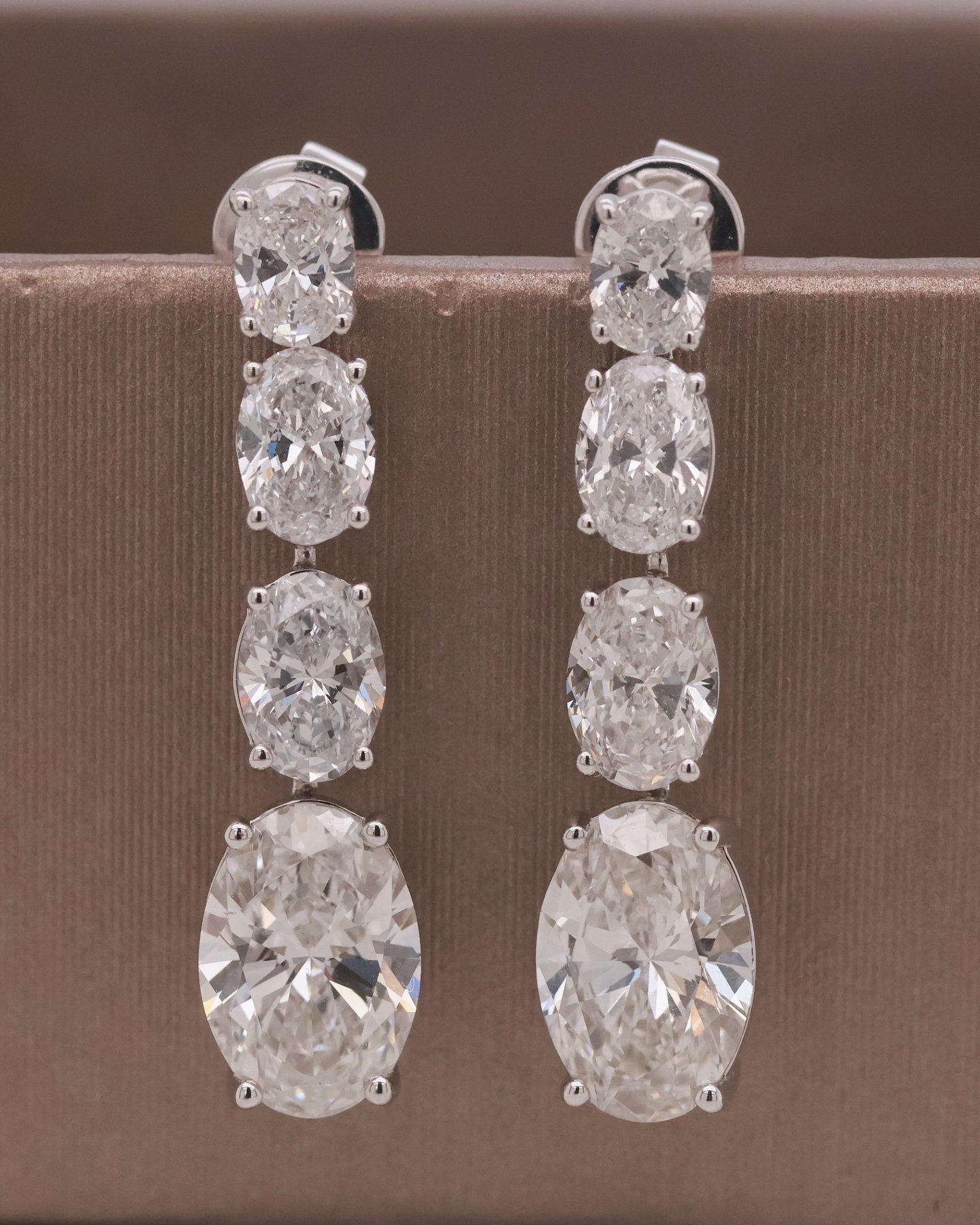 White gold 10k Oval Dangling Earring