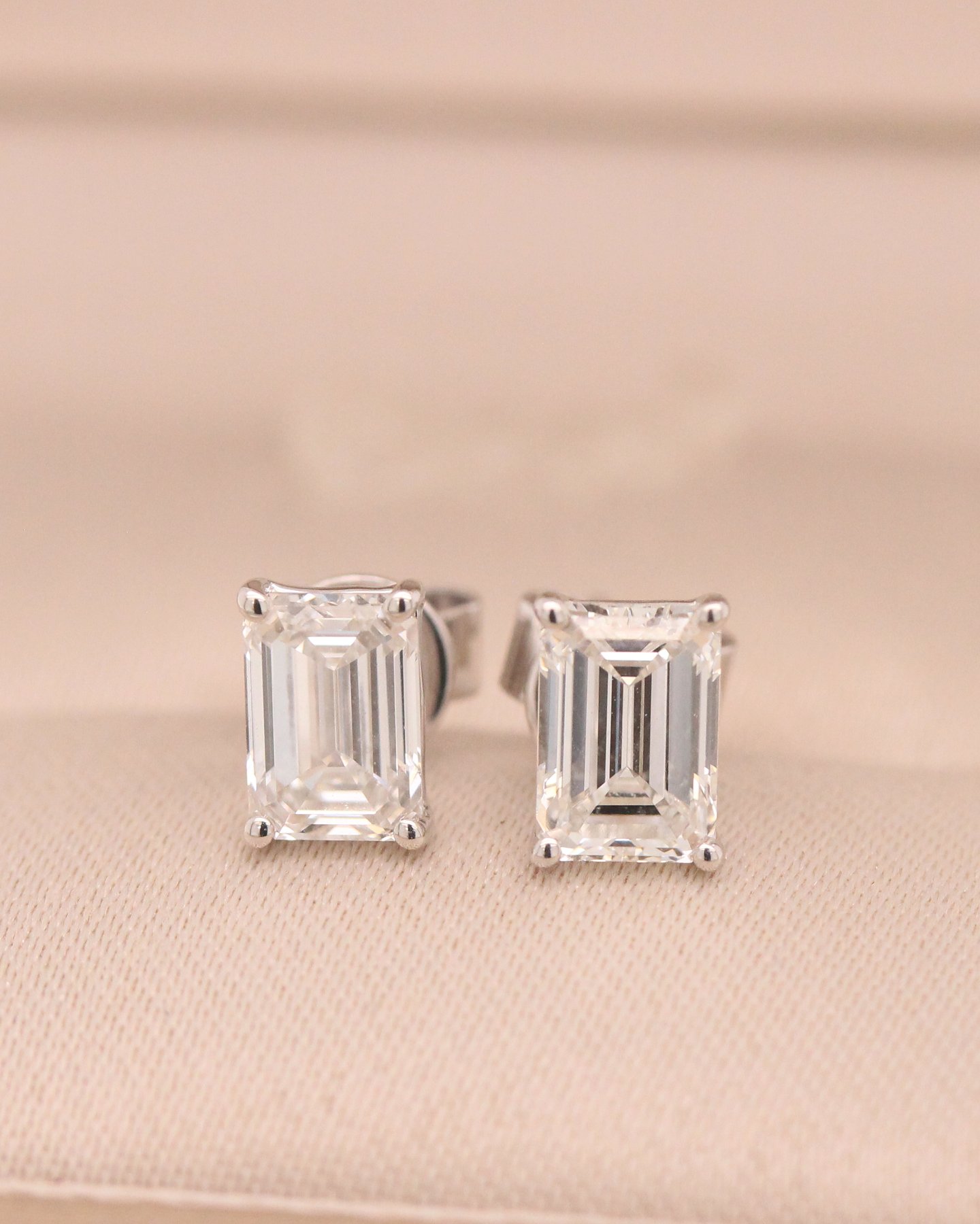 White gold 10k Emerald cut stud earring