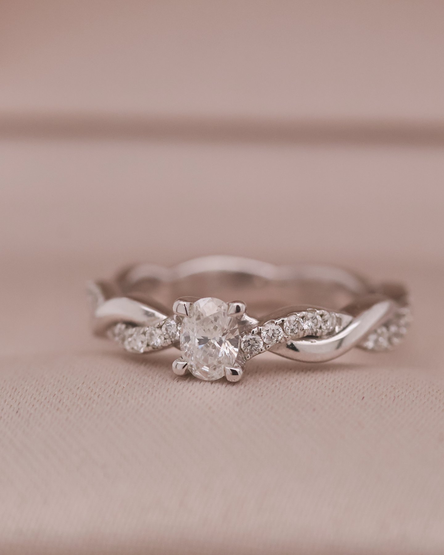 White gold 9k MINI Oval twisted Band