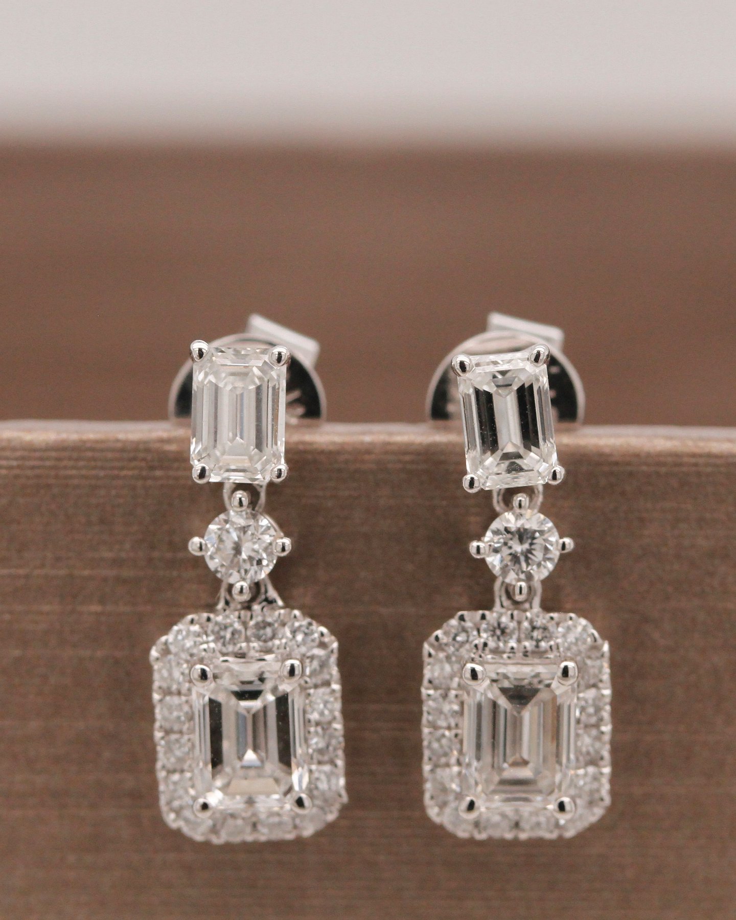 White gold 10k emerald dangling earring