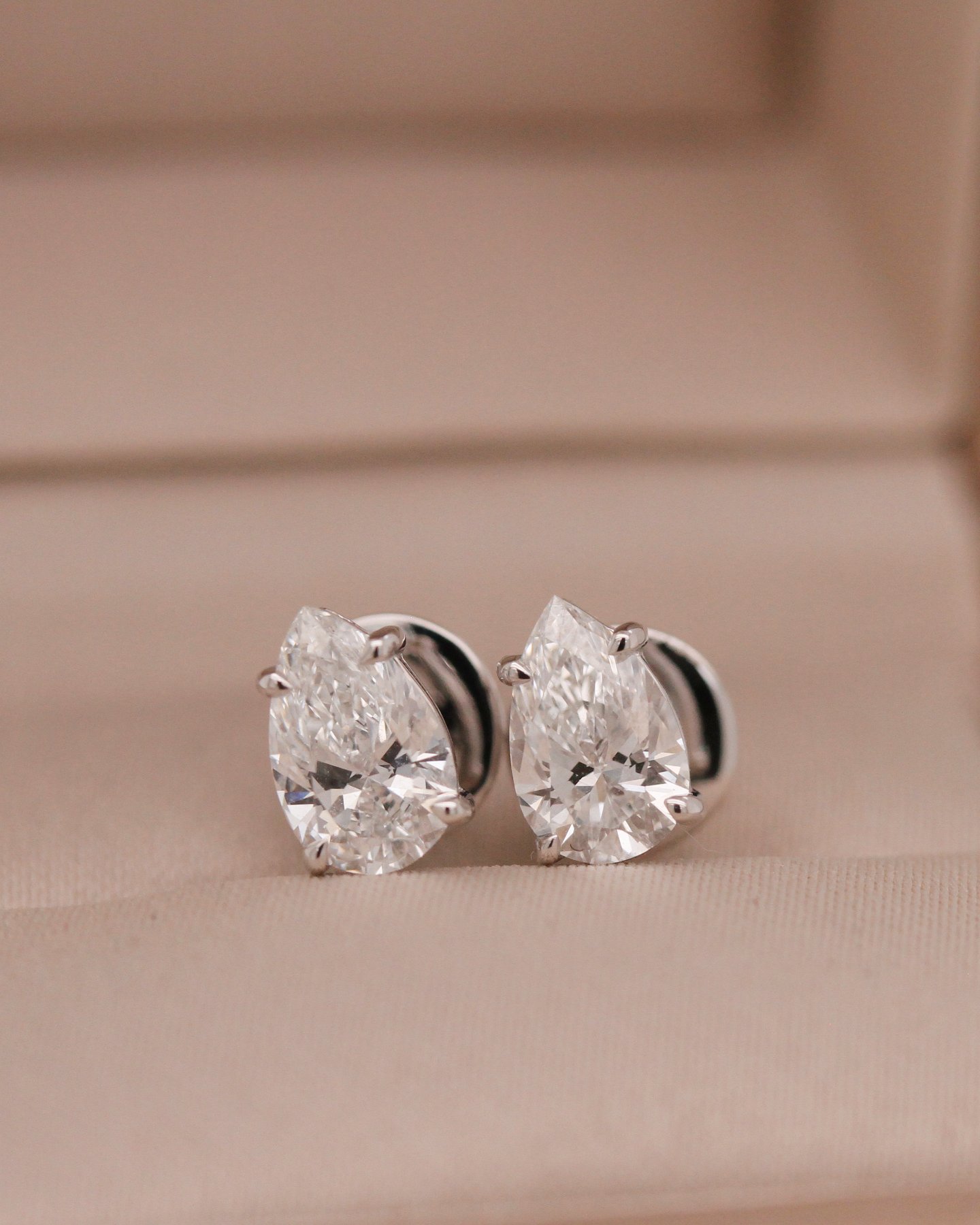 White gold 9k Pear Shape Stud