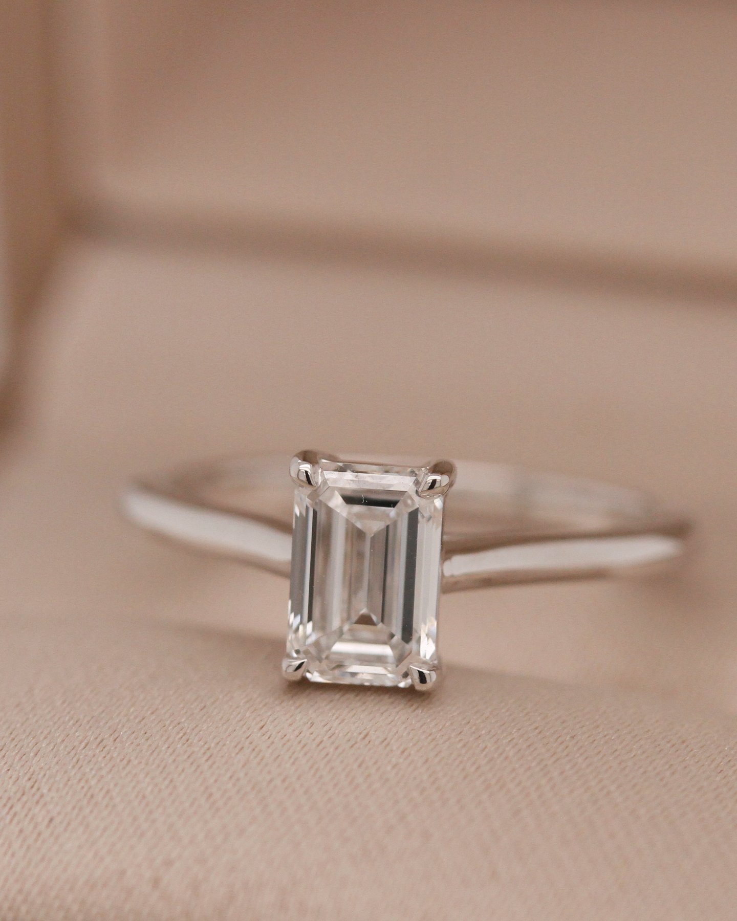 White gold 9k Emerald Solitaire