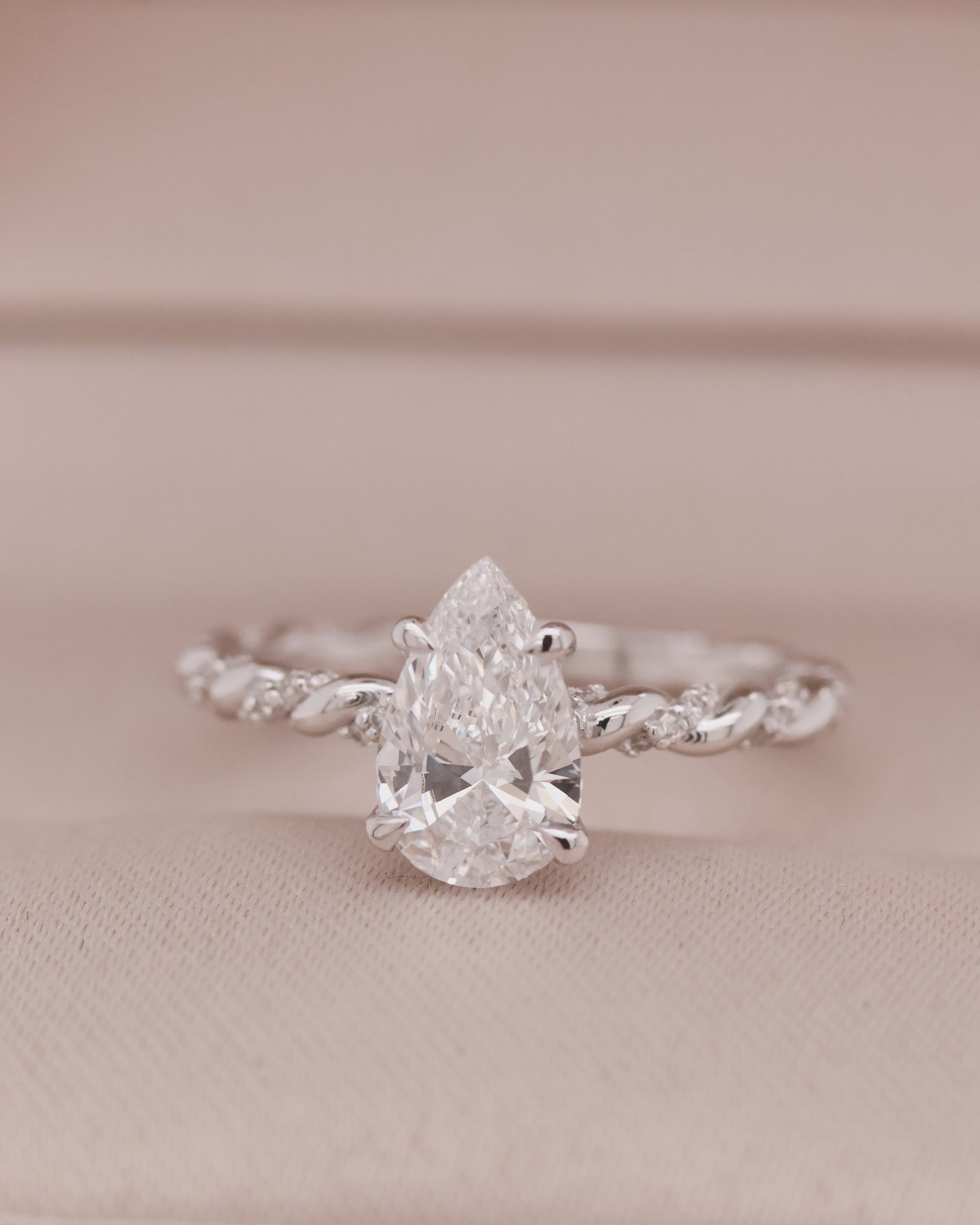 White gold 9k Pear with twisted band