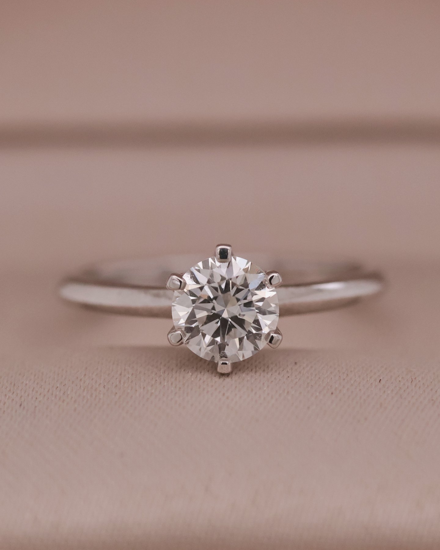 White gold 9k Round Solitaire