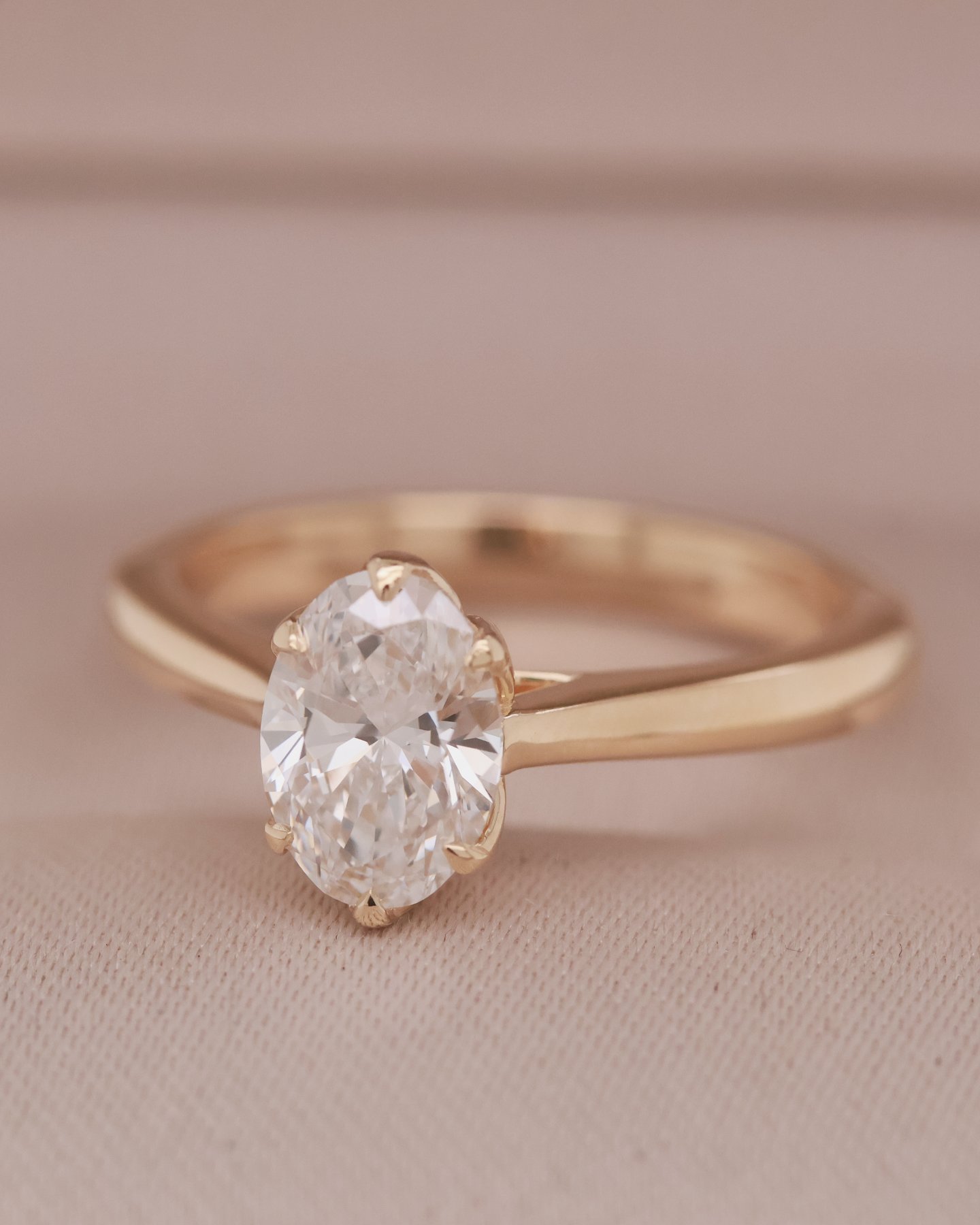 Vanilla gold 18k Oval Solitiare with Six tulip prongs