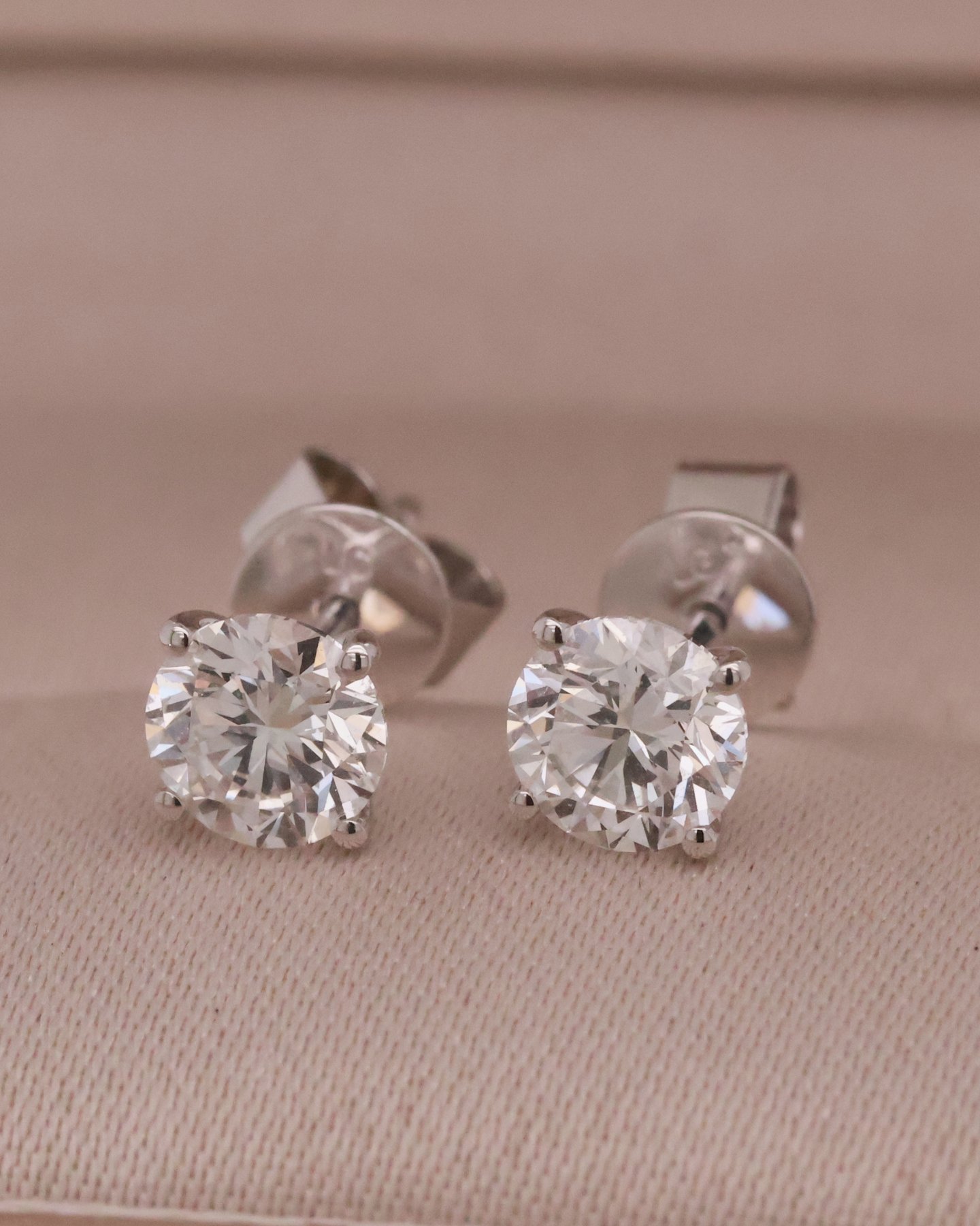 White gold 10k Medium Stud (0.60 ct each)
