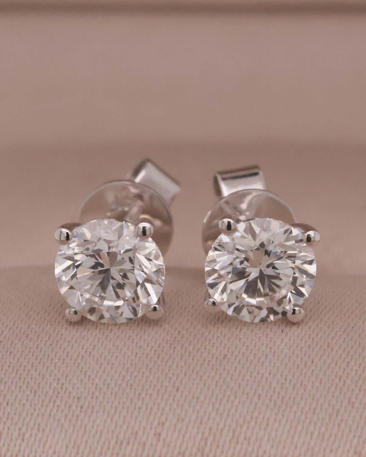 White gold 10k Perfect Stud (0.93 ct each)