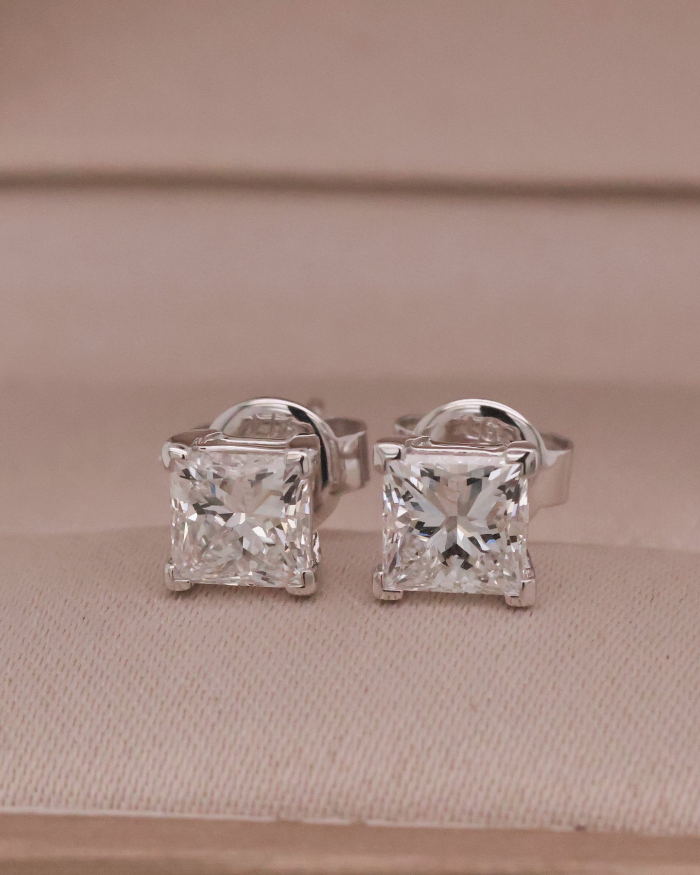White gold 10k  Princess Stud (0.80 ct each)