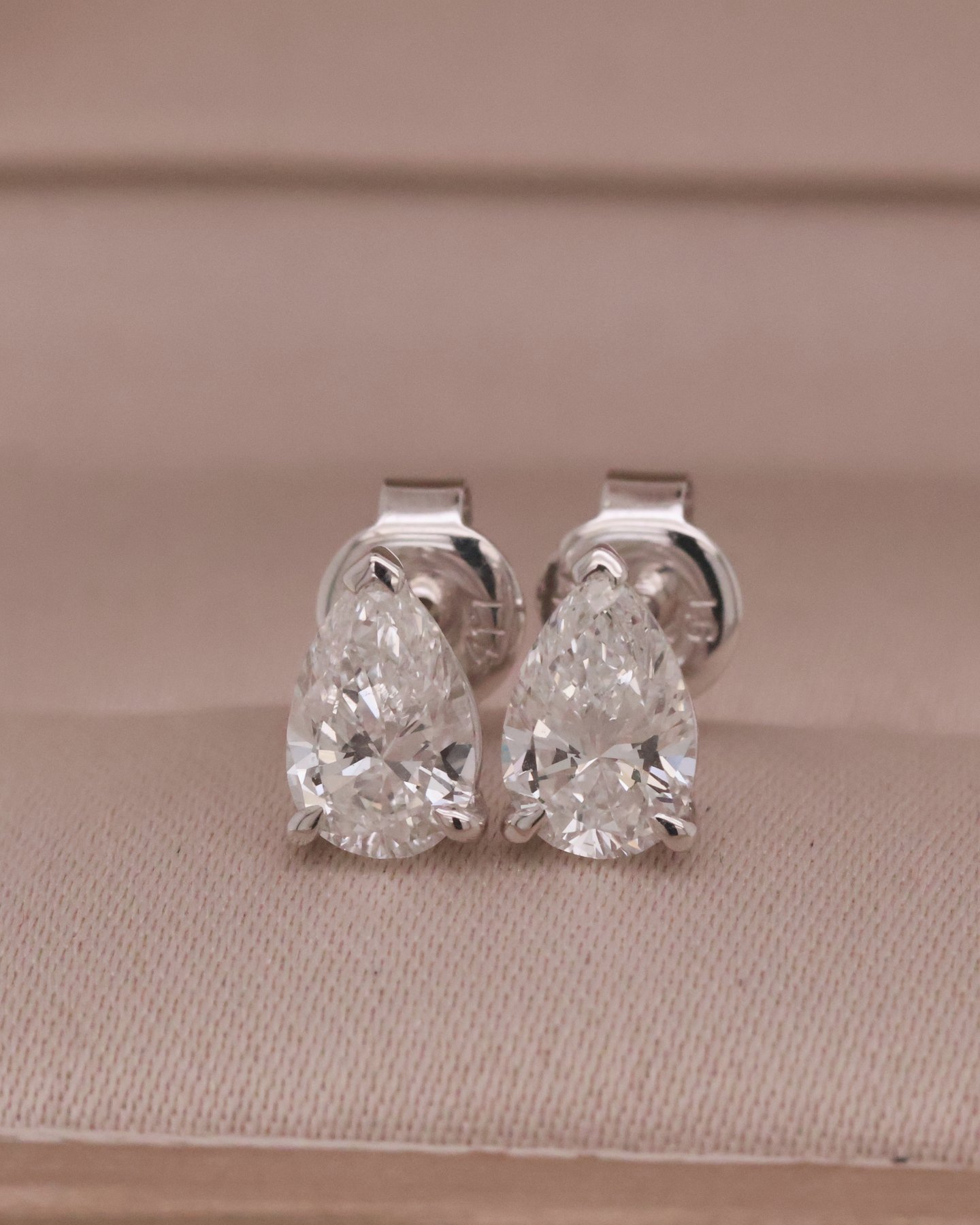 White gold 10k  Pear Stud (0.76 ct each)