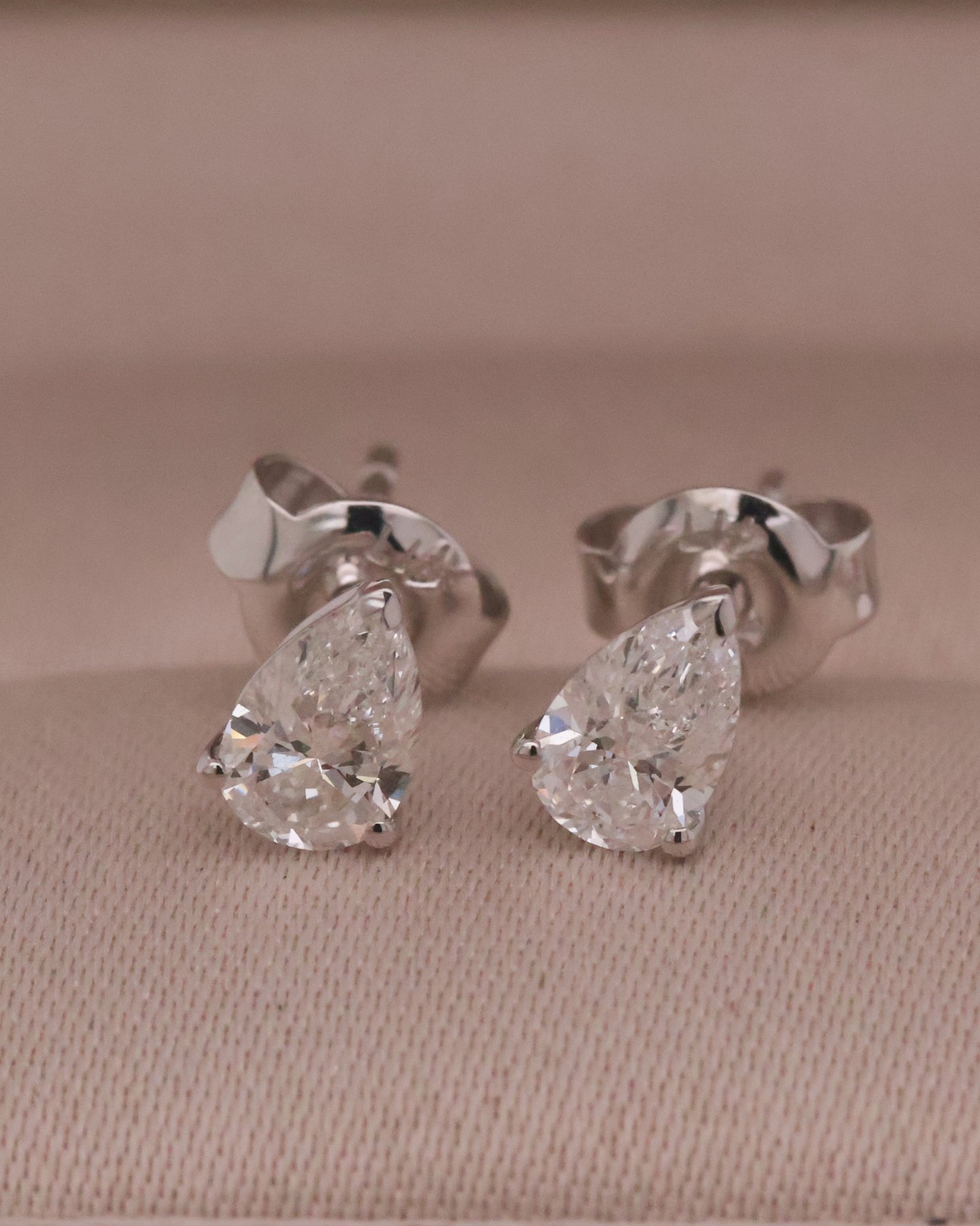 White gold 10k  Pear Stud (0.38 ct each)