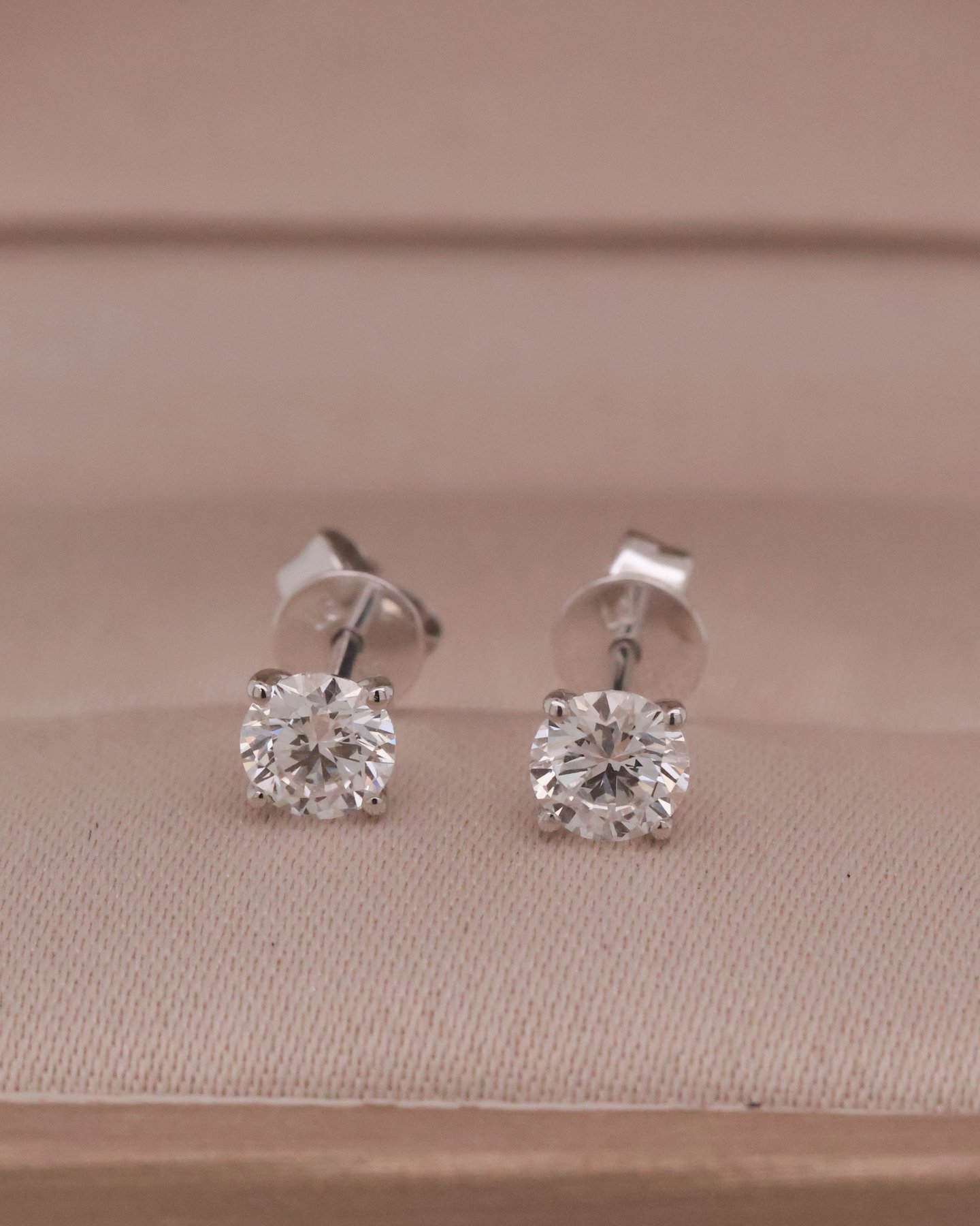White gold 10k Small Stud (033 ct each)