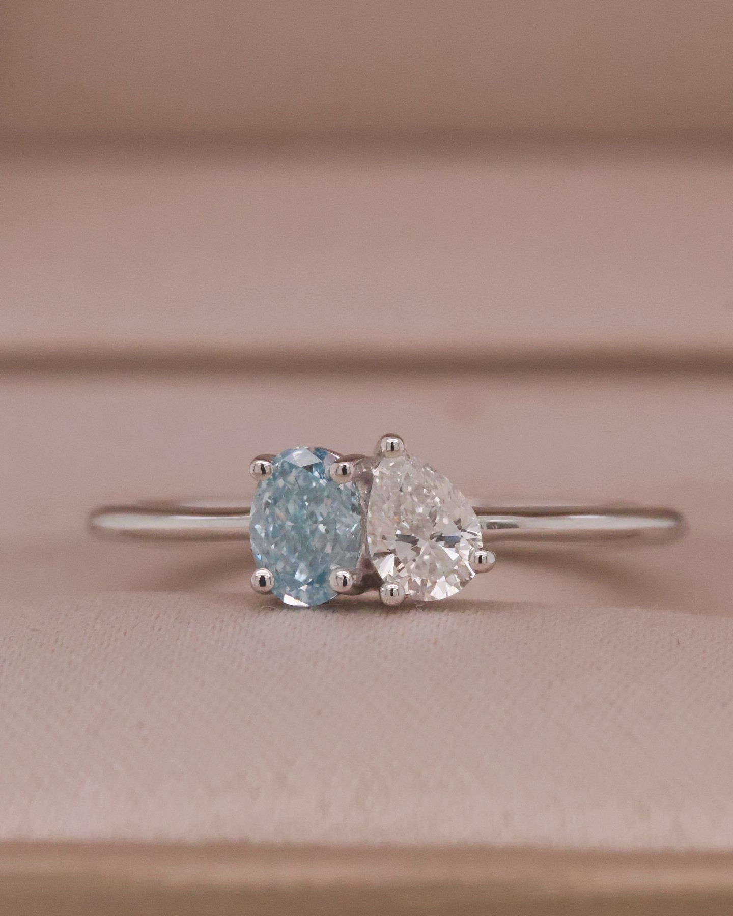 9k White gold Toi et Moi Icy Blue x Pear cut
